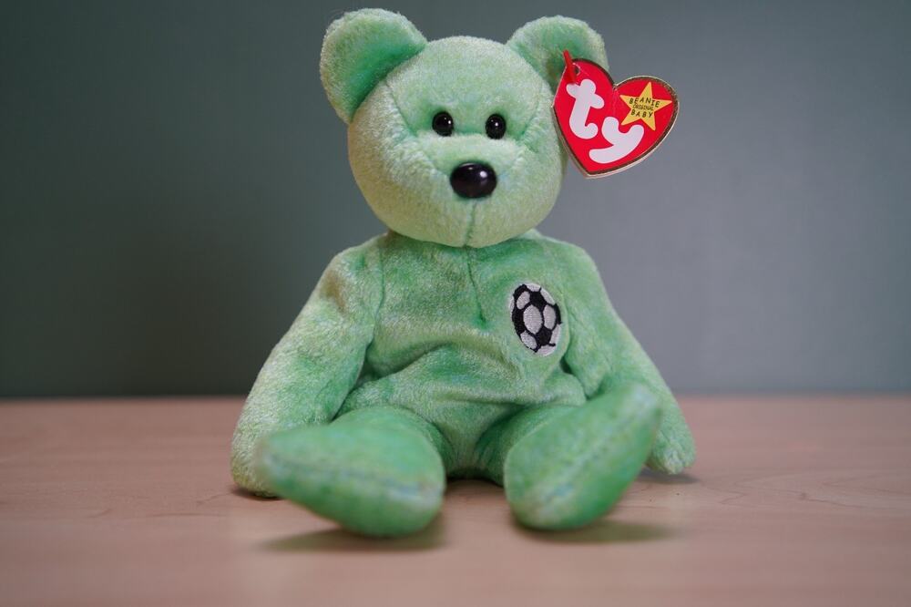 TY Beanie Baby Kicks the Soccer Bear 1998 Green